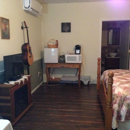 Swan Song Inn Marshfield Экстерьер фото